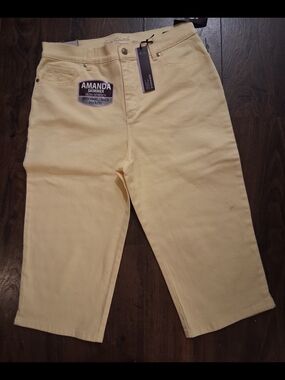 Amanda Skimmer Women’s Pale Yellow Capris